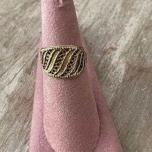 Elegant Gold-Toned Women's Ring